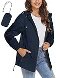leichte windjacke ☔Hochwertiger Material：Dieser regenjacke damen besteht aus 100% Polyester. Es ist dünner stoff, leicht, atmungsaktiv, verpackbar, hautfreundlich, glatte Oberfläche, weicher Griff, schnell trocknend. Diese wasserdichte Jacke ist angenehm zu tragen und kann Ihnen helfen, leicht mit Nieselregen und leichtem Regen fertig zu werden, sodass Sie trocken und kühl bleiben. Es kann auch die Sonnenstrahlen im Sommer blockieren.