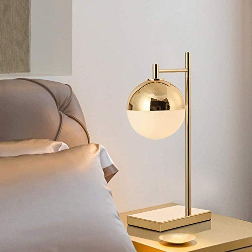 Lampe de table ronde dorée pour illuminer vos soirées lecture dans la chambre ou le salon