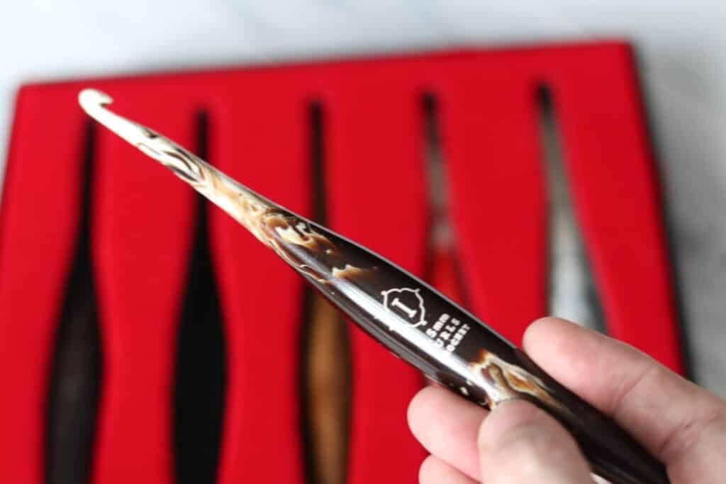 Furls Crochet Hook, Streamline Swirl Cafe, Ergonomic Handle Crochet Hooks 7" (G - 4.00MM)
