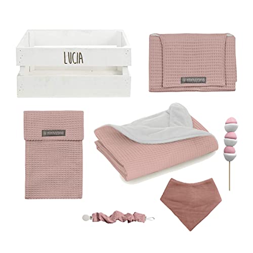 Mimuselina. Canastilla personalizada para bebé'Tamaño M'. Caja de madera con nombre del recién nacido. Incluye arrullo, cambiador, guardapañales, bandana y chupetero (Wafle Rosa)
