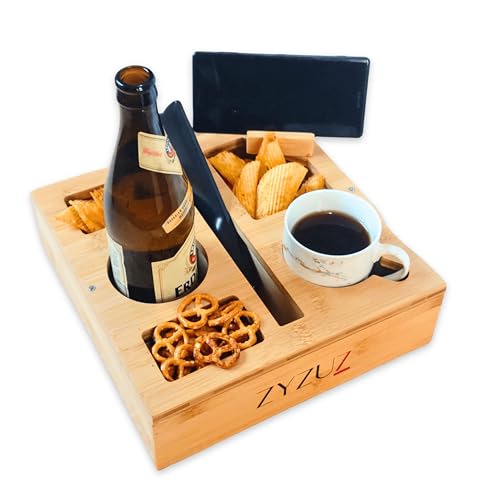 ZYZUZ® Couchbar Snackbox Sofatablett inkl. Geschenkbox – Kompaktes Couch Bar Tablett aus hochwertigem Bambus-Holz – 360° Handyhalter - Snackbar Sofa Butler - Bier Geschenke für Männer & Frauen ZYZUZ® Couchbar Snackbox Sofatablett inkl. Geschenkbox – Kompaktes Couch Bar Tablett aus hochwertigem Bambus-Holz – 360° Handyhalter - Snackbar Sofa Butler - Bier Geschenke für Männer & Frauen