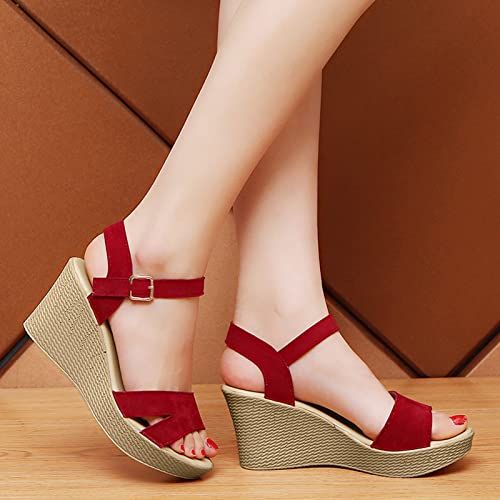 Sandales compensées en daim rouge d'une finition haut de gamme
