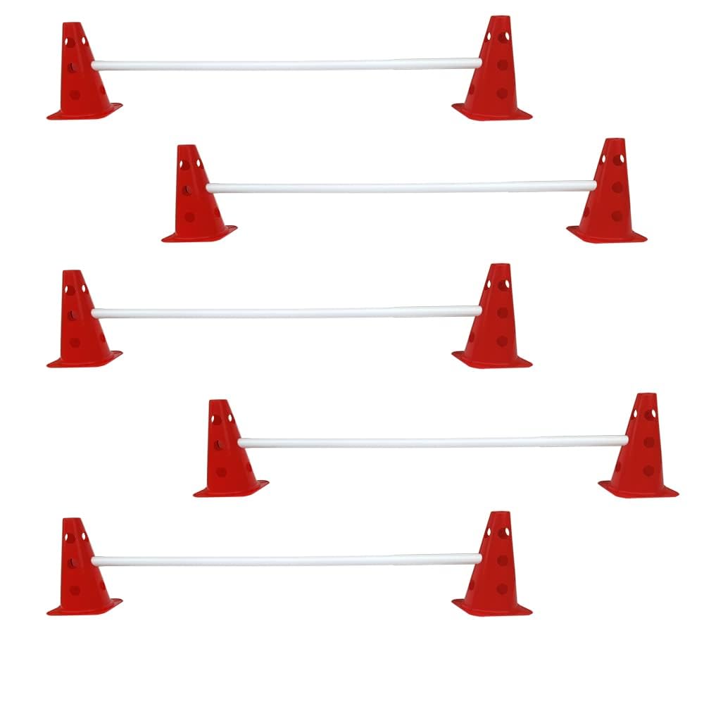 Kosma Paquete de 15 piezas de obstáculos de agilidad ajustables, 10 conos de tráfico de 9 pulgadas con 12 agujeros, color rojo, 5 postes blancos de 40 pulgadas de largo, en bolsa de transporte