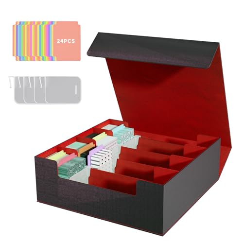 UNORUG カードボックス 1800枚収納可能 (3列) カードボックス トレッカーズ PUレザー 縦型 カード収納 10コンパートメント 3バッフル付き トレッカーズ カードボックス カードボックス PUレザー 収納ボックス カードボックス トレーディングカードゲーム、デラックスマグネットカードボックス、スタンダードゲームカードボックス (赤色)