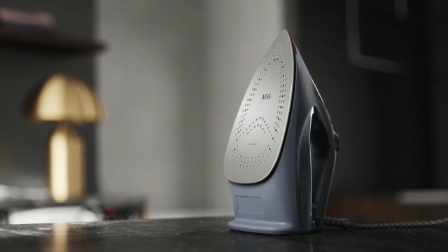 Ferro Da Stiro AEG SI6-1-4MN - 2500W, Vapore 40g/min, Anticalcare, Spegnimento Sicurezza