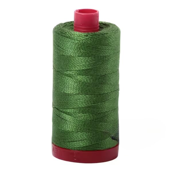 Fil de coton 12 W Aurifil vert herbe foncé #5018 en bobine de 300 mètres