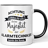 JUNIWORDS Tasse mit Motiv / Spruch: Achtung, erheben Sie sich! Seine Majestät der Alarmtechniker, der betritt den Raum