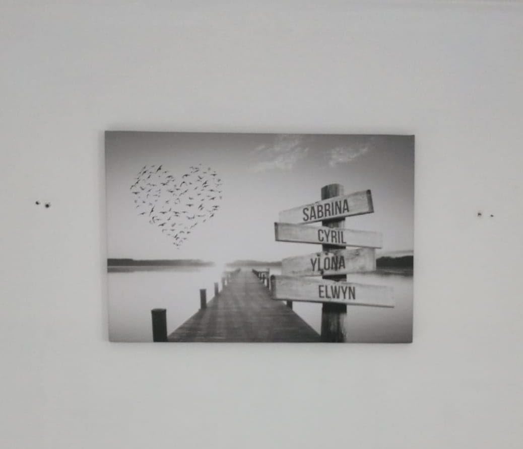 Toile personnalisée avec cadre prénom famille Coeur et ponton coucher de soleil Noir et Blanc tableau … (60 x 40 cm)