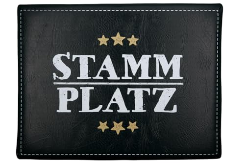 CULT at home Bierkastensitz Stammplatz inkl. Bierdeckel Memospiel – Bierkasten Aufsatz Gartenhocker Hocker Balkon - Geschenkset Camping für Männer Bierkisten Sitzauflage – Geschenk Vatertag 44 x 34 cm