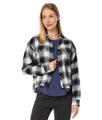 Chemise courte à carreaux pour un look bohème chic en terrasse
