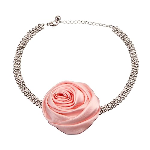 Collier ras du cou fleur de rose pour sublimer un décolleté vide