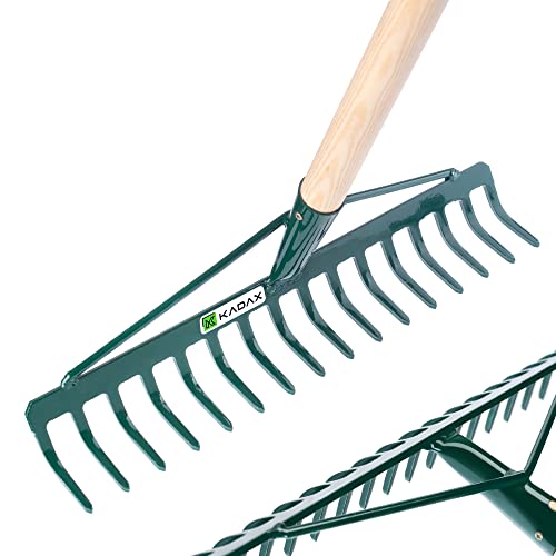 Foto von KADAX Rechen, breite Harke für Garten, Beet, Rasen, Gartenharke, Bügelrechen, Rasenrechen aus Metall, Laubrechen, Laubbesen, Gartengerät, Heurechen, Gartenwerkzeug (16 Zinken, Holzstiel)