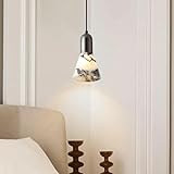 Sa conception permet à la lumière de la lampe de ne pas être trop forte ni agressive, ce qui la rend adaptée à un usage familial, notamment for créer une ambiance chaleureuse et confortable.