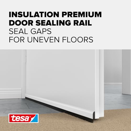 tesa INSULATION Premium Türdichtschiene für unebene Böden - Selbstklebende Alu-Türdichtung zum Schutz vor Zugluft - Weiß - mit Bürstendichtung bis 15 mm