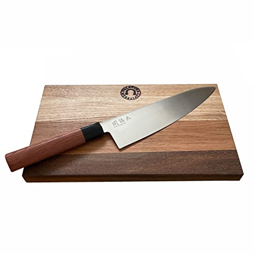 KAI Seki Magoroku Red Wood uchwyt, nóż szefa kuchni z ostrzem ze stali nierdzewnej 20 cm + deska z drewna beczkowego 30 x 18 cm