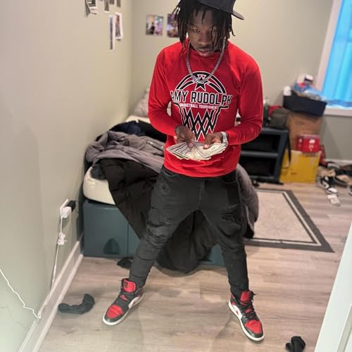 main bitch shaking ass on that car she outside [Explicit]