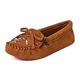 mocassin minnetonka noir MINNETONKA Chaussures de maison pour femme : le style parfait à porter comme une pantoufle à enfiler. Si vous êtes à la recherche d'une paire de mocassins classiques avec des perles conçues par des natifs, cette paire de Minnetonka sera certainement votre nouveau favori. Dites bonjour au nouveau Thunderbird – magnifiquement et significativement repensé par Lucie Skjefte, designer, mentor et éducateur amérindien, basé à Minneapolis.