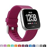 √ Seguro y cómodo: Basta con pulsar el botón, puede montarlas a su Fitbit Versa de forma fácil y segura. No se necesita hebilla ni herramienta. ( Nota: Se vende la correa, el reloj no está incluido.)