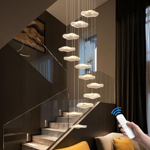 Lustre escalier moderne pour illuminer les grands volumes de plafond de villa