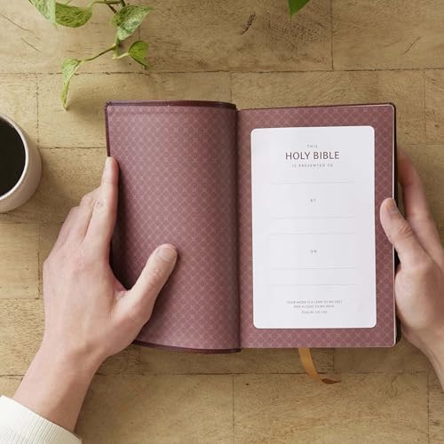 Image of NKJV Bible: Personal Size Giant Print, Brown Leathersoft, Holy Bible, Red Letter, Comfort Print: New King James Version