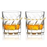 🍺【Das Aussehen glatter Linien】Das einzigartige Liniendesign und die Whisky gläser aus hochwertigem Glas sind der perfekte Behälter, um das Getränk hervorzuheben. Unter der Lichteinstrahlung verjüngt sich der Whisky in den Rumgläsern mit neuer Vitalität, wie ein fließender Kristall, der wunderschön und blendend ist. Schwenkbares Whiskey Gläser Nach der Rotation wird das Aroma des Whiskys angeregt, was ein besseres Trinkerlebnis bringt.