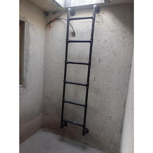 Échelle d'escalade d'urgence pour évacuer un sous-sol par le puits de fenêtre en fer noir