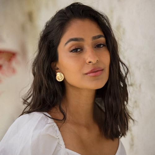 MUYAN Gold Ocean Conch Earrings for Women Fashion Spiral Shell Stud Earrings Beach Jewelry3