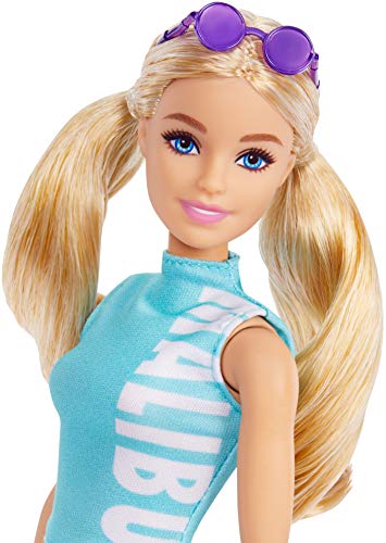 Barbie Fashionista Muñeca rubia con top Malibu, leggings con dos estampados y accesorios de moda (Mattel GRB50)
