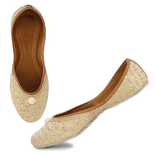 Image of Designer Fabric Women's Alluring Punjabi Jutti