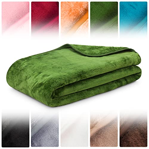 zeigt samtweiches Cashmere-Feeling in sattem Dunkelgrün - Detailansicht von Amago Kuscheldecke Cashmere 180x220 Grün –...