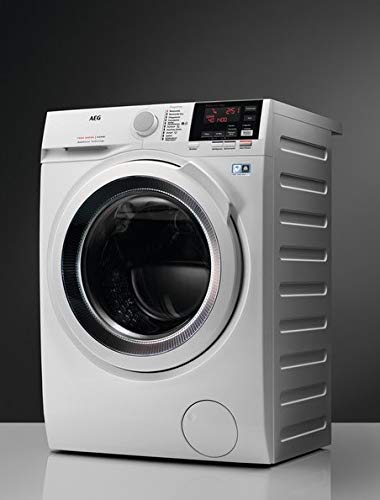 Tuvplāns view of the stainless steel drum interior of the AEG washer dryer, showing the textured surface and lifters.