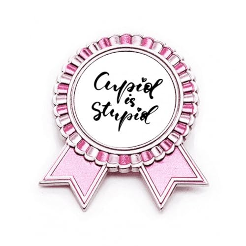 Broche Cupidon Is Rose en métal taille M pour rompre la monotonie d'une tenue unie