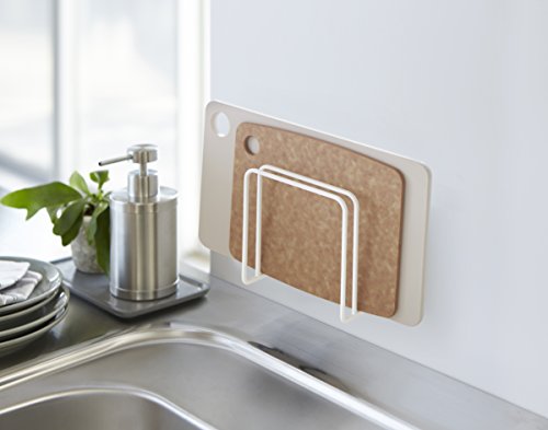同じく山崎実業の「吸盤まな板スタンド」。その名の通りに、吸盤で簡単にキッチンの壁面の好きな場所に取り付けられます。しかも接地面を傷つけない構造なのも嬉しいポイントです。