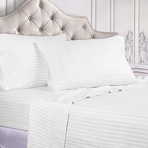 Linge de lit à rayures satinées blanc pour une chambre style hôtel