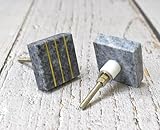 Faites une déclaration avec ces magnifiques boutons en laiton avec pierre ! Conçus pour être à la fois accrocheurs et fonctionnels, ils sont le complément parfait pour tout meuble. Avec du marbre naturel et une finition dorée étincelante, ces poignées ajouteront une touche moderne à votre intérieur. Idéal pour tout, de la restauration d'un vieux meuble à la réutilisation d'une commode ou d'un placard, ils apporteront certainement style et sophistication dans n'importe quelle pièce. Améliorez votre espace dès aujourd'hui avec ces beaux boutons !
