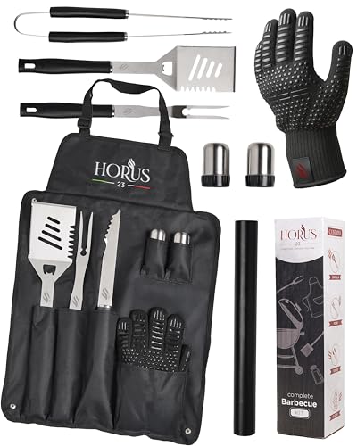 Thehomeuse Horus 23 Set Accessori Barbecue com Ebook - Utensili BBQ in Acciaio Inox, Grembiule in Oxford com adesivo, luva ignífugo, tapetina anti-aderente