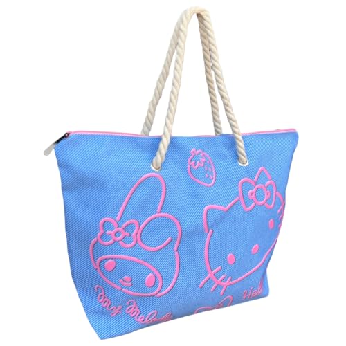 Il vero punto forte della borsa è la sua grafica irresistibile: su entrambi i lati troviamo i volti stilizzati di Hello Kitty e My Melody, dolcemente illustrati in tonalità di rosa delicato, su uno sfondo con effetto denim, che dona un tocco moderno e urban al design romantico e giocoso.