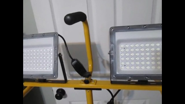投光器 LED 作業灯 200W 21000LM 2灯式 三脚スタンド付き Amazon.co.jp: 投光器 LED 作業灯 200W 21000LM 2灯式 三脚スタンド