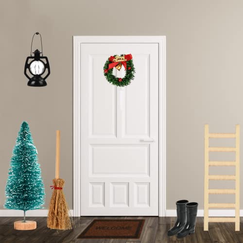 EKKONG Wichtel Tür Nissedor, Miniatur Wichtel Set, Mini Ornament, Miniatur Puppenhaus Set mit Zubehör Stiefel, Weihnachtsbaum Dekokranz, Wichtelbesen, Holzleiter, Teppichdecke, Laterne, Weihnachtsbaum – Bild 3