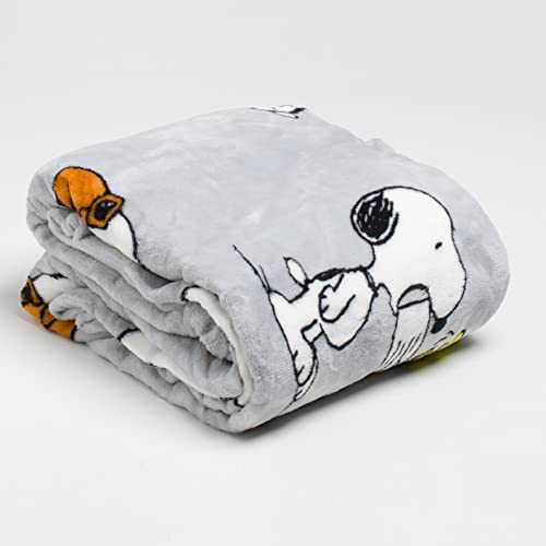Kanguru Snoopy Blanket with Sleeves, 180 x 140 cm, Sofa Cuddly Blanket for Dressing with Central Pocket, Soft Flannel Microfibre, Portable TV Bedspread