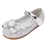 La fille aime écouter des contes de fées et rêve de porter de jolies chaussures et robes de princesse pour devenir la plus belle des princesses.