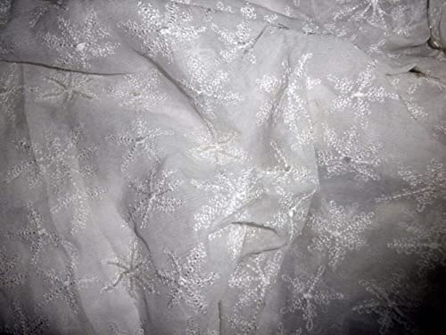 Broderie en mousseline de soie blanche avec perles de soie