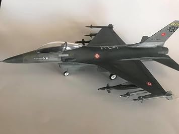 F-16 Fighting Falcon Plastic Aircraft Model Kit 1/72