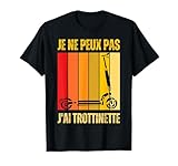 Ce drôle motif élégant dont le dicton humoristique JE NE PEUX PAS J'AI TROTTINETTE avec la conception graphique vintage colorée d'une trotinette éléctrique est le cadeau humour idéal pour enfant, adolescent & adulte homme & femme qui possède une trot elec.