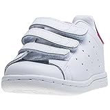 Con rayas de Adidas en el lateral como perforación