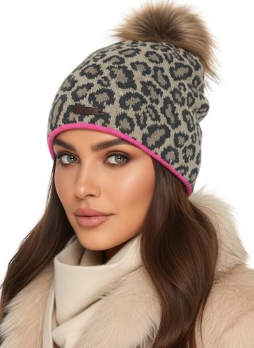 Baesics Strickmütze Leomuster Taupe mit Bommel für Damen & Herren – warme Unisex Wintermütze mit Fleecefutter & Kunstfell Pompon One Size – Beanie Stil