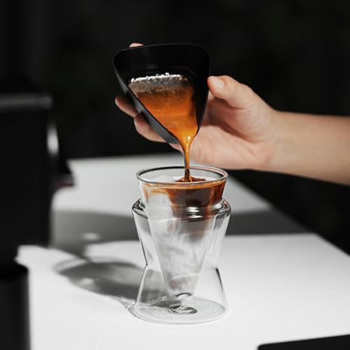 Bandeja dosificadora triangular de café y taza de aluminio con botella de spray casera 3