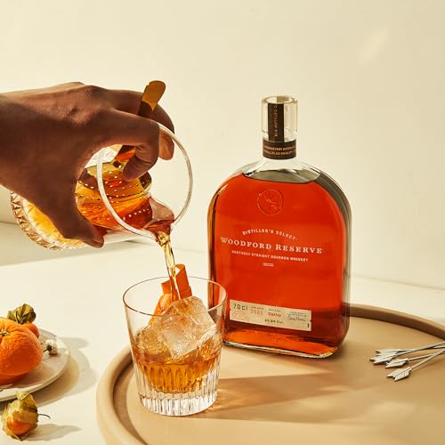 Woodford Reserve Bourbon Whiskey - Hochwertiges Geschenkset inklusive Gratis Whiskey Tumbler - Perfekt ausgewogen mit würzigen und süßen Noten von Früchten und Vanille - 200ml/43,2% Vol.