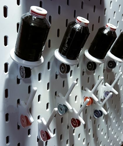 JL House 20 rollos de hilo de coser blanco – Soporte para hilo de coser para pared perforada IKEA SKÅDIS – Organizador de hilo para sala de costura – Organizador de hilo de coser – Fabricado en JL House 20 rollos de hilo de coser blanco – Soporte para hilo de coser para pared perforada IKEA SKÅDIS – Organizador de hilo para sala de costura – Organizador de hilo de coser – Fabricado en