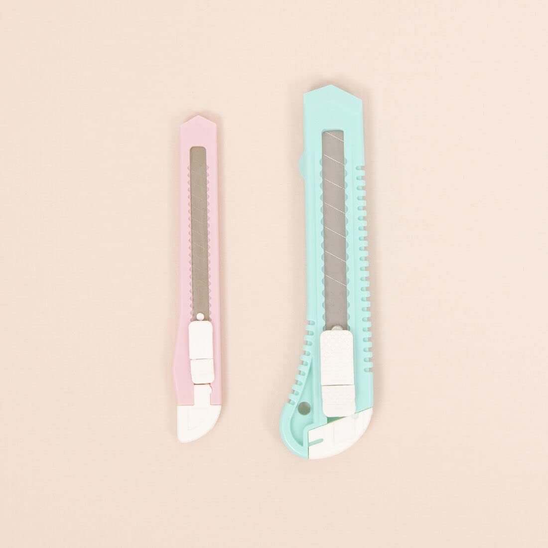 Craftelier Confezione 2 Cutter Rosa Turchese Impugnatura Antiscivolo 15x1,5 cm 15x2,5 cm Bloccaggio
